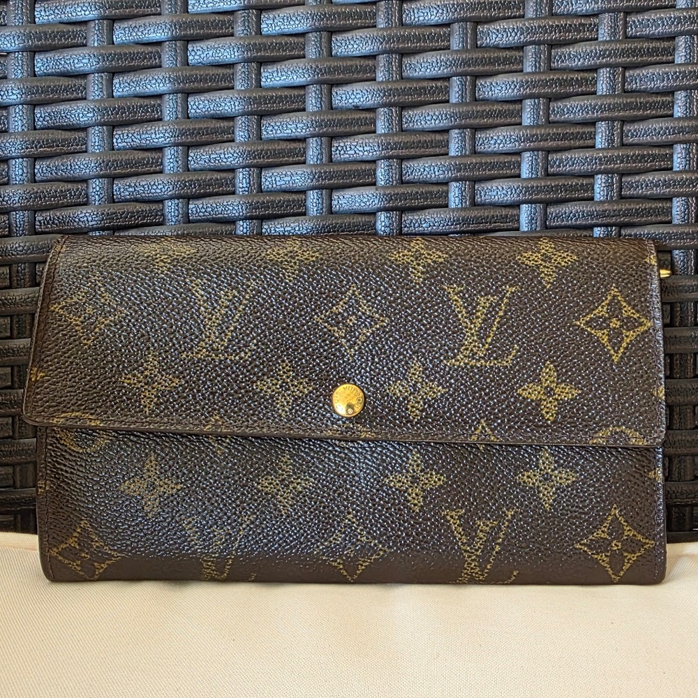 Authentic Louis Vuitton Sarah Long Bifold Wallet